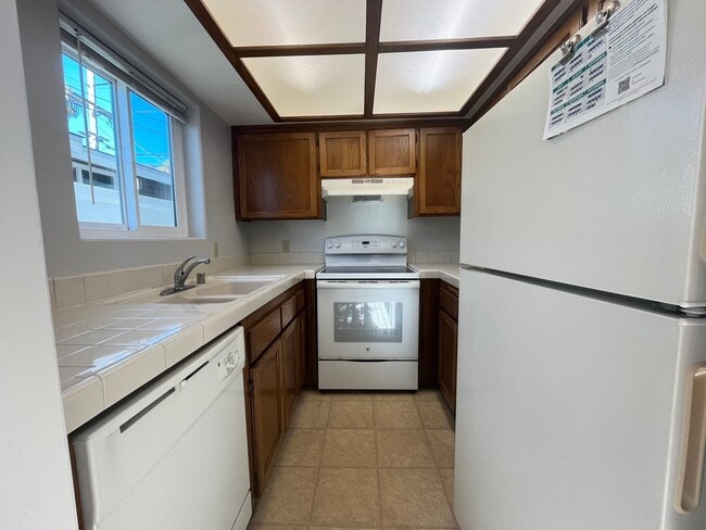 Building Photo - AVAILABLE NOW! 3 BLOCKS TO MISSION BAY! 2B...