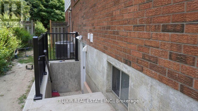 Building Photo - 30 Trotters Ln
