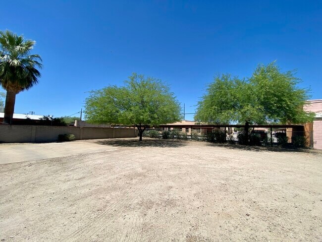 Building Photo - Spacious 1 Bedroom Available Now! Great Co...