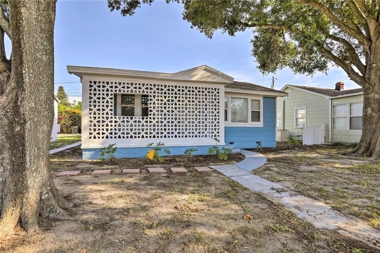 Foto principal - 2-Bedroom Home in Prime St. Pete Location!...