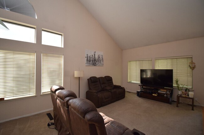 Foto del edificio - Bright Holladay 4 Bed Home – High Ceilings in Prime Location!!