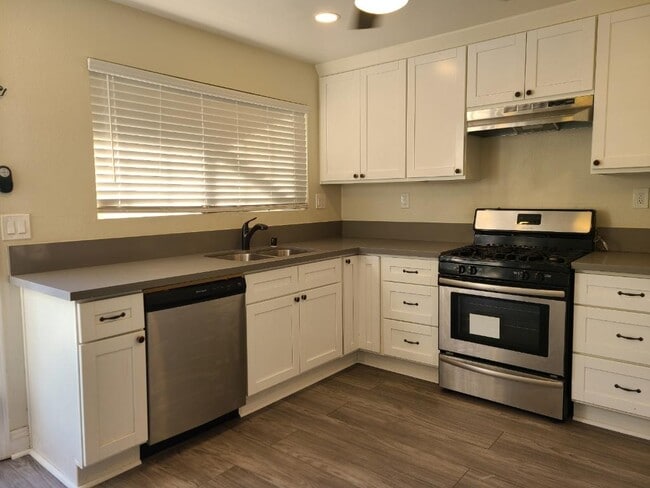 Kitchen - 704 5th Ave