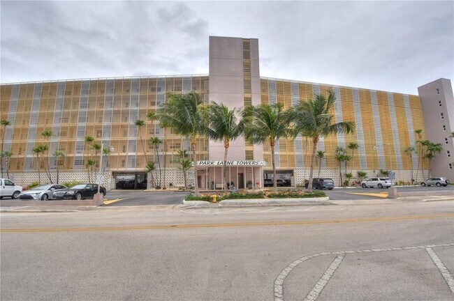 Building Photo - 400 Golden Isles Dr