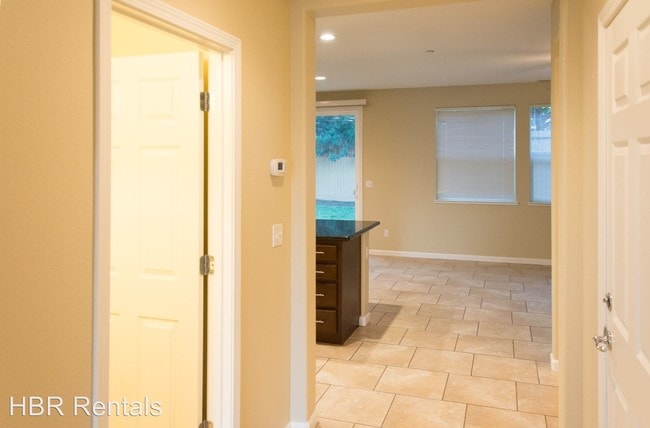 Building Photo - 4 br, 3.5 bath House - 884 Jesse Martinez