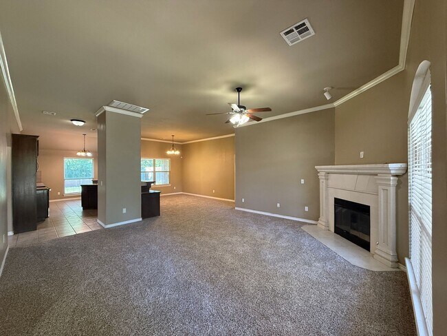 Building Photo - **$200 OFF MOVE IN SPECIAL!!** ask for det...