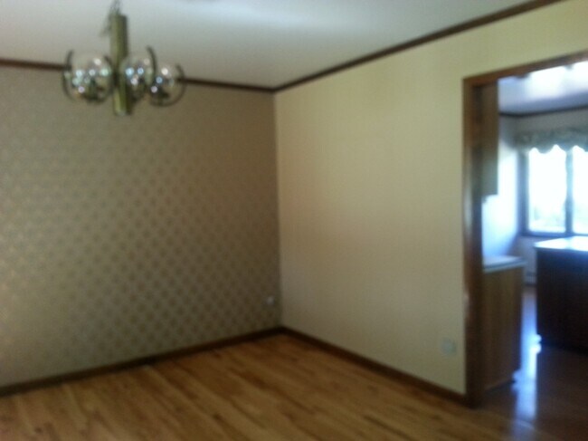 Building Photo - 750 Country Club Rd
