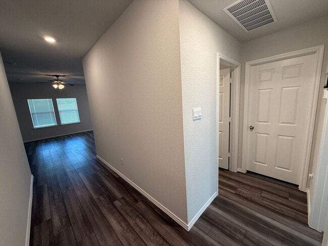 Foto del edificio - One Year Young 3 Br/2 Ba Home in the Clear...