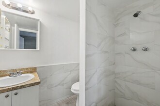 Building Photo - Luna At Hollywood