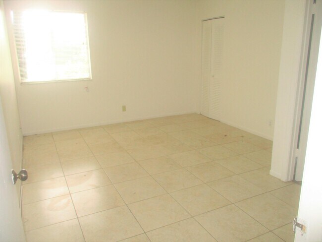 Building Photo - 1823 Fairview Villas Dr