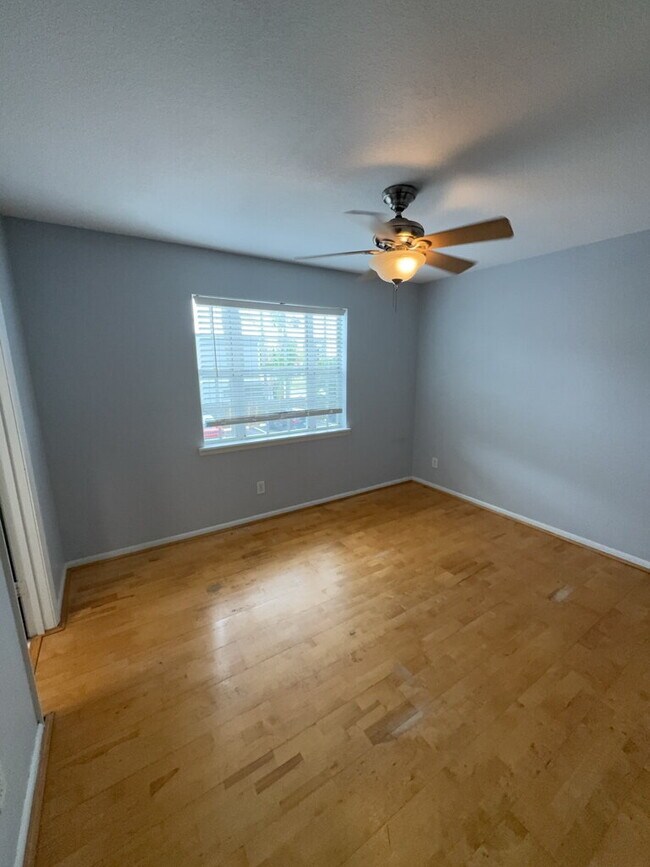 Building Photo - "Charming 2-Bedroom Haven in Heart of Tampa with Modern Comforts – 897 Sq Ft of Cozy Living!"