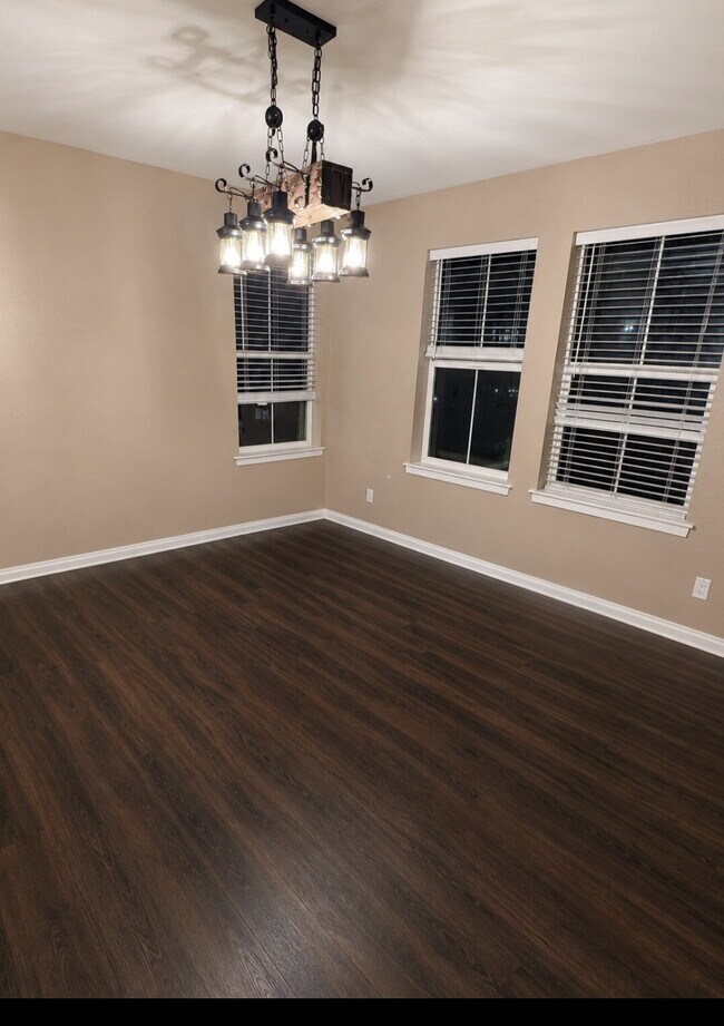 Building Photo - Spacious 5-Bed Retreat with Modern Updates in Aurora. Included - Greenhouse and Shed!