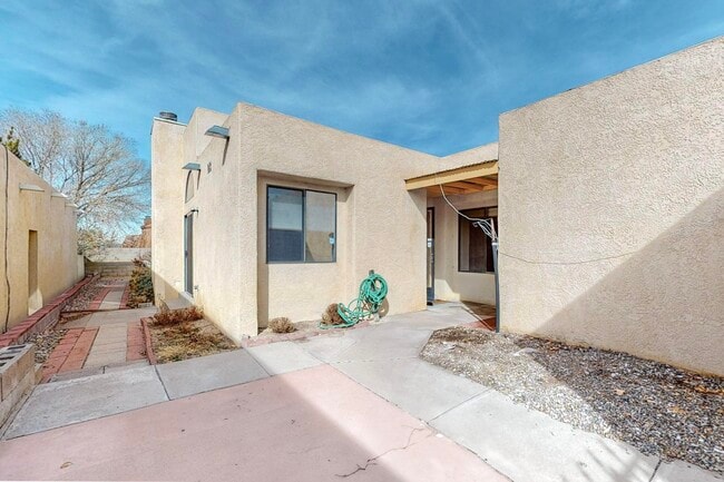 Building Photo - 10513 Camino Del Oso NE