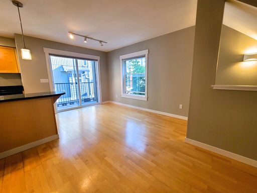 Foto del edificio - Stunning Three Level Townhome in Green Lak...