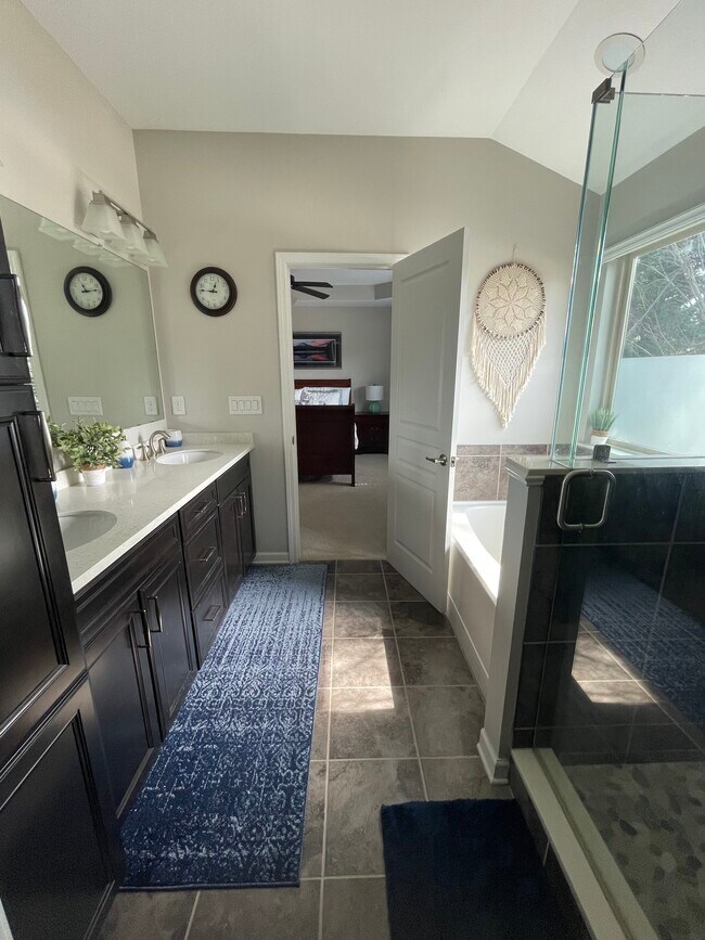 Baño principal - 1625 Trailview Way NE