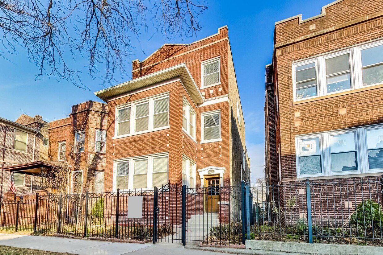 Primary Photo - 3334 W Wilson Ave