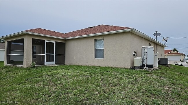 Building Photo - 832 Palomino St E