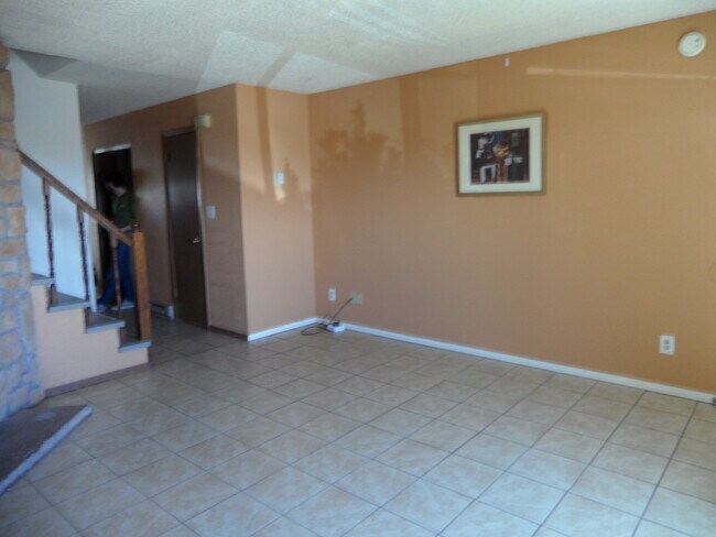 Foto del edificio - 4321 Crow Dr