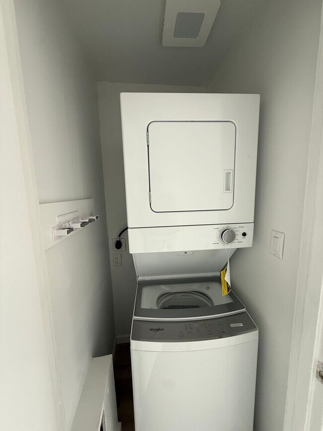 Foto del edificio - Completely Updated Ranier Beach Duplex Unit For Rent!