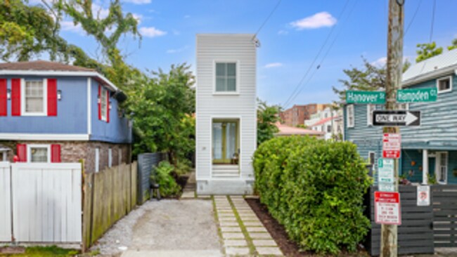 Building Photo - Modern Downtown Home!