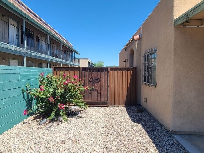 Building Photo - Beautiful 3 bedroom 2 bathroom with washer...