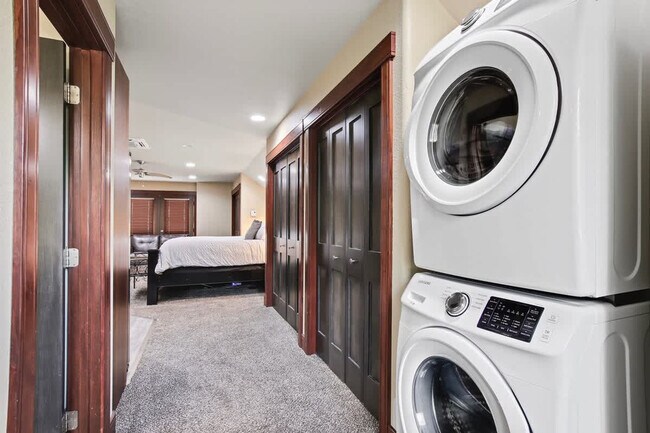 Foto del edificio - 712 Broken Rein Rd