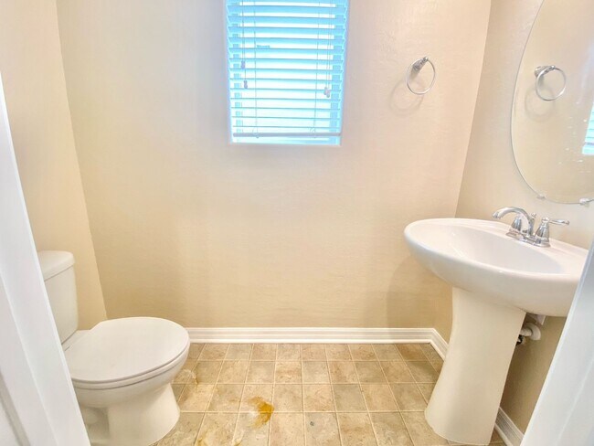 Foto del edificio - WONDERFUL HENDERSON HOME 3 BEDROOM / 2.5 BATH TWO STORY HOME WITH 2 CAR GARAGE
