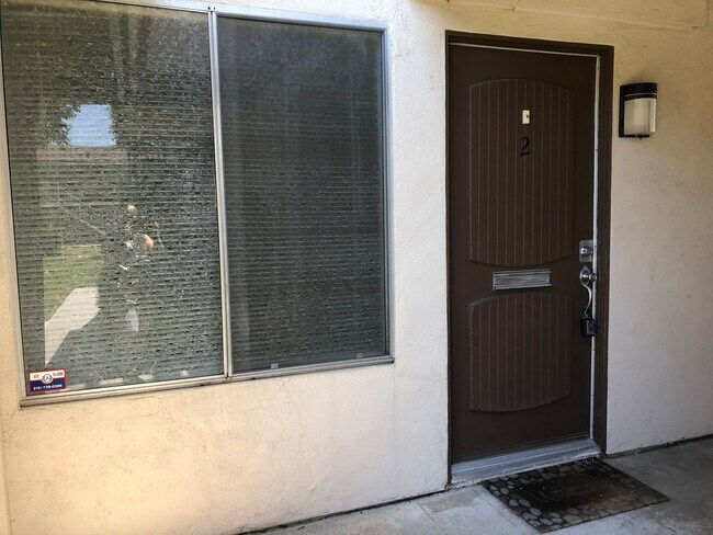 Foto del edificio - Ground floor 2 bed, 2 bath + 1 car garage w/laundry hook ups + 1 spot