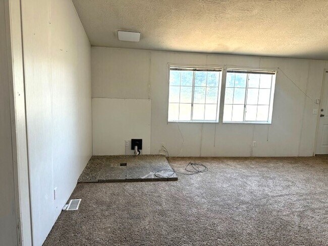 Building Photo - 3-bedroom 2-bath double wide in Southfork ...