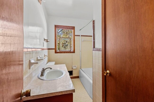 Foto del edificio - Spacious 3 Bed 1 Bath with Appliances in C...