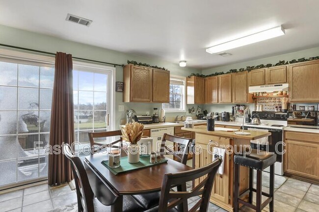 Building Photo - 121 E Rd