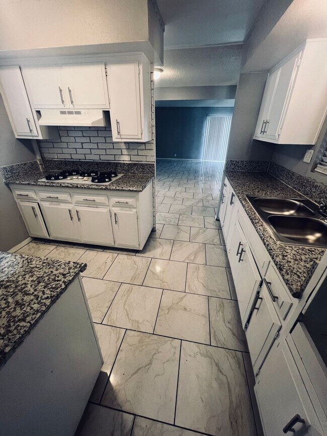 Foto del edificio - Lock in ($2100) off February 2026  if you ...