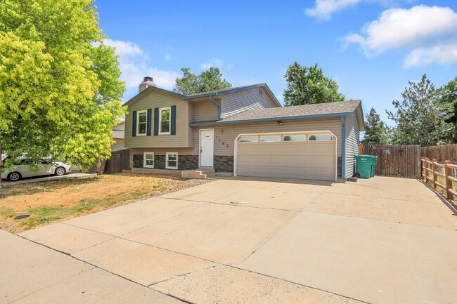 Building Photo - $2,595.00, 4 bed, 2 bath, located in Auror...