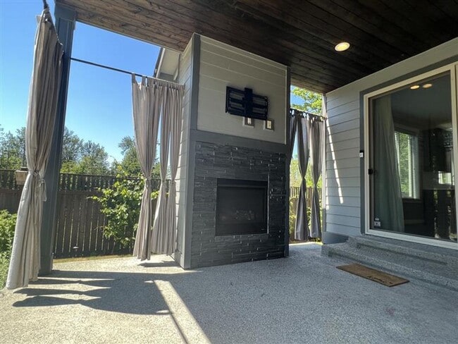 Building Photo - Stunning 5 Bedroom Craftsman Home in Covin...