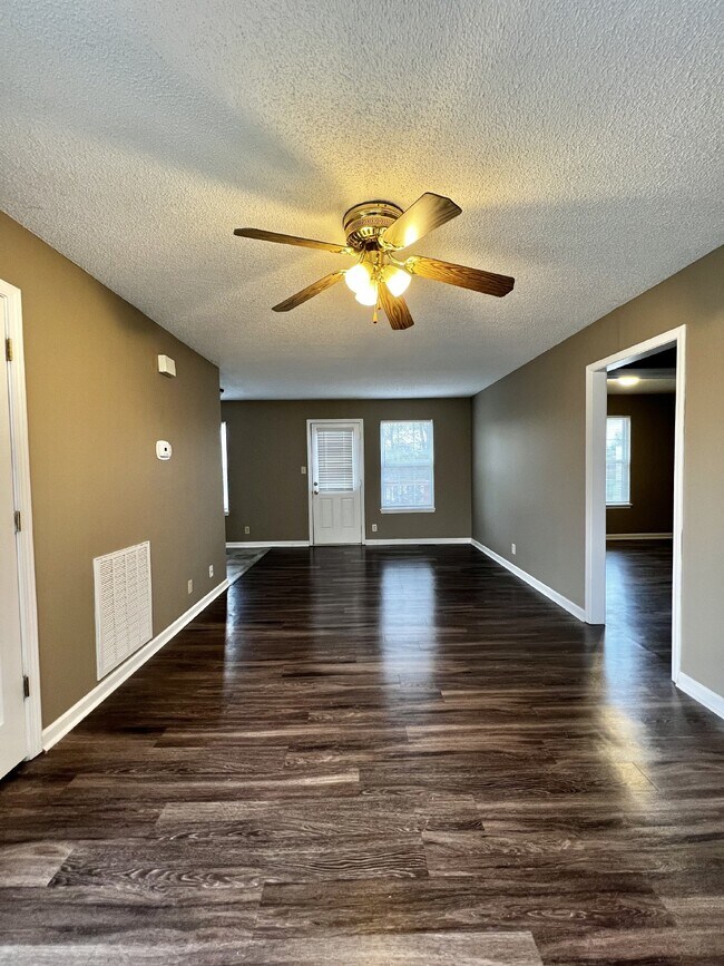 Building Photo - Charming 2-Bedroom Home with Spacious Layout in Oak Grove, KY - Must See!