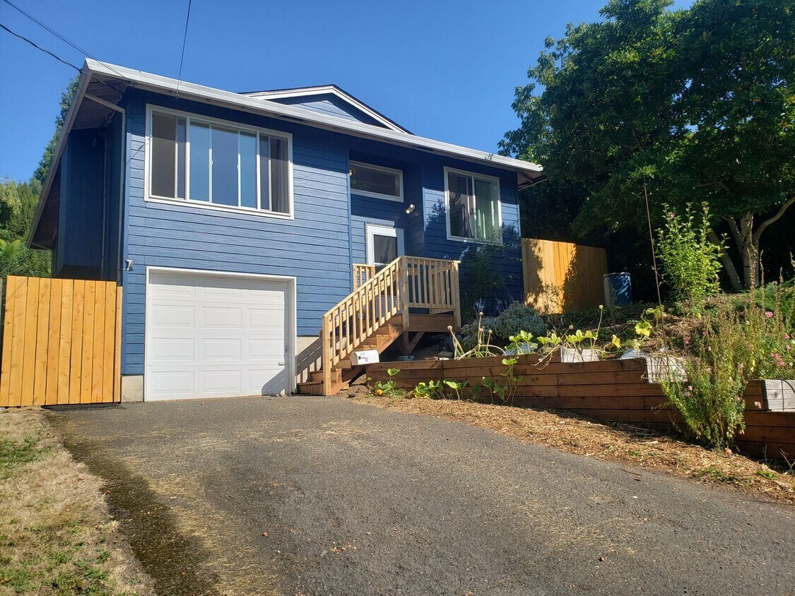 Foto principal - Charming Milwaukie House with Beautiful Ba...