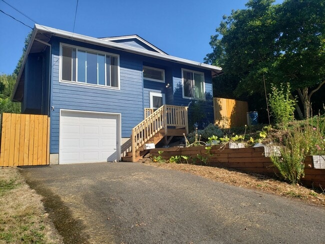 Charming Milwaukie House with Beautiful Ba... - Charming Milwaukie House with Beautiful Ba...