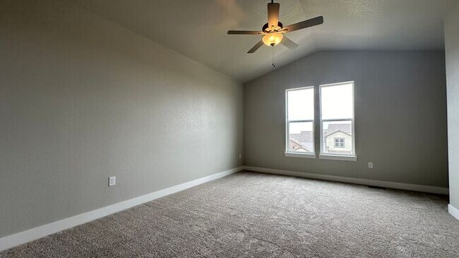 Building Photo - Great Townhouse in Windsor