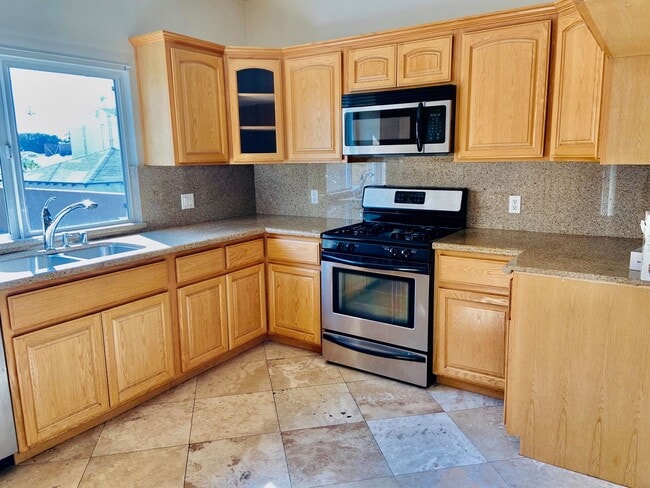 Building Photo - Beautilful Corner Unit Multi-Level Townhou...