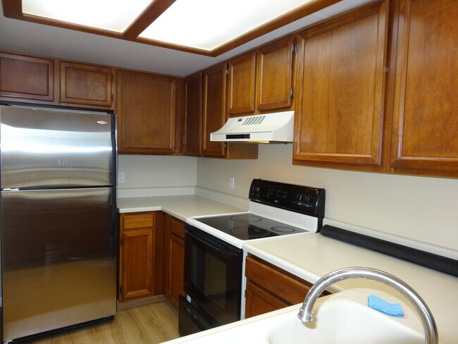 Building Photo - Yacht Club Townhouse Corner Unit