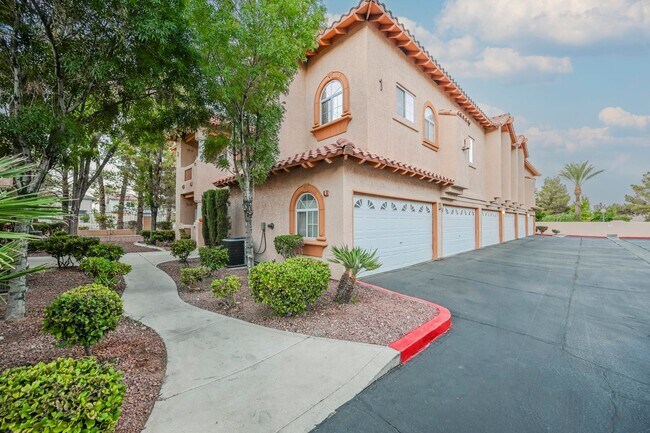 Building Photo - Gated Community townhome, with private garage