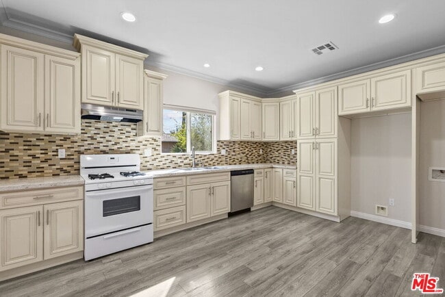 Building Photo - 6715 Cedros Ave