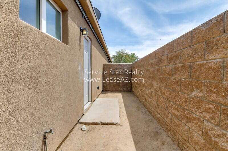 Primary Photo - 2715 W Tuckey Ln