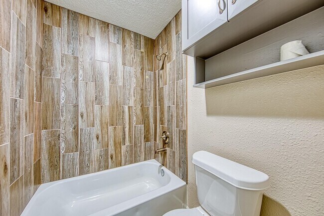 Foto del edificio - 3526 Brook Shadow Dr