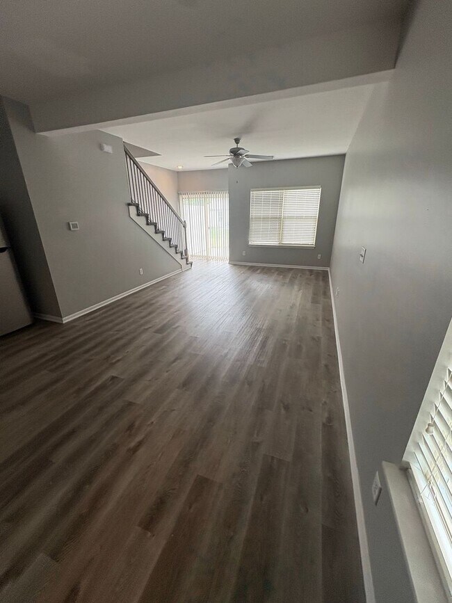 Foto del edificio - Inviting 3 Bedroom Townhome with Functional Layout