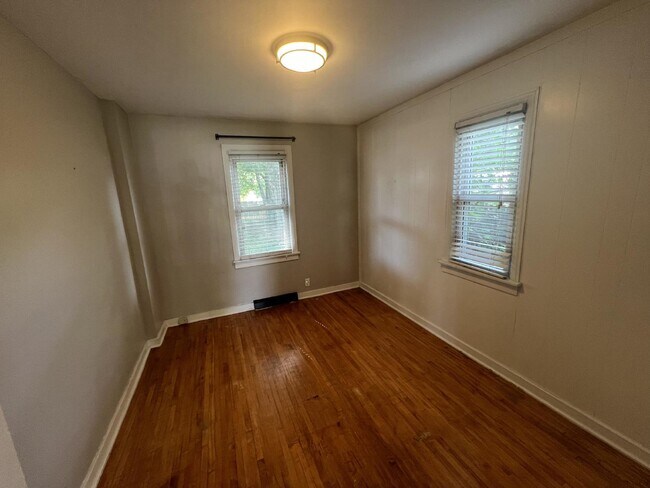 Building Photo - Wyoming 3 Bedroom with Fenced in Yard