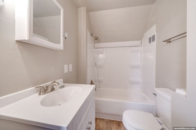 Building Photo - 714 S Memorial Dr