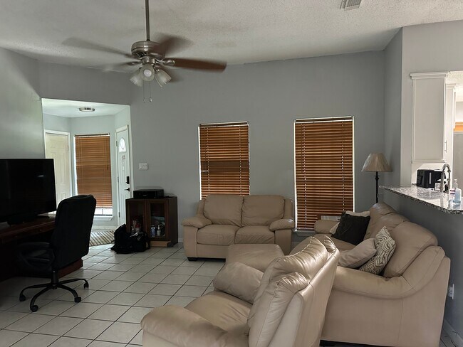 Foto del edificio - 25119 Thrushwood Ln