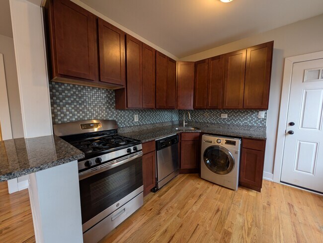 Foto del edificio - 3523 N Racine Ave