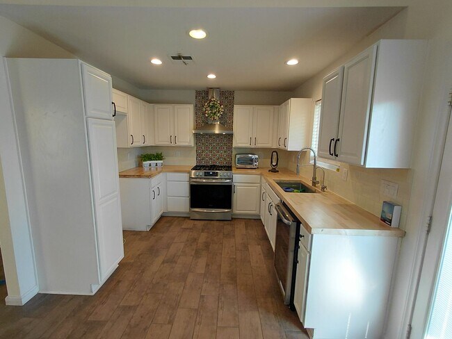 Building Photo - Modern Comfort Meets Family-Friendly Living in a Great Neighborhood