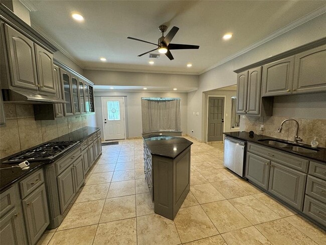 Foto del edificio - 7910 Sands Point Dr